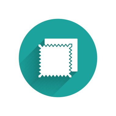 Beyaz tekstil kumaş rulo ikonu uzun gölgeli izole edilmiş. Yuvarlan, paspas, halı, halı, halı ya da kağıt rulo ikonu. Yeşil daire düğmesi. Vektör İllüstrasyonu