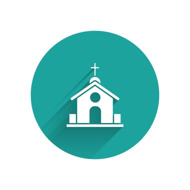 Beyaz Kilise binası simgesi uzun gölgelerle izole edilmiş. Hıristiyan Kilisesi. Kilisenin dini. Yeşil daire düğmesi. Vektör İllüstrasyonu