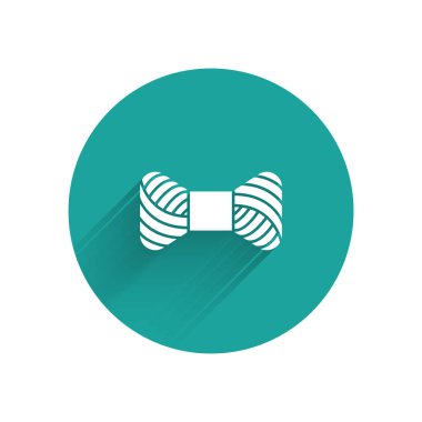 Makarna simgesine uzun gölgeli beyaz dikiş ipliği. İplik makarası. İplik kutusu. Yeşil daire düğmesi. Vektör İllüstrasyonu