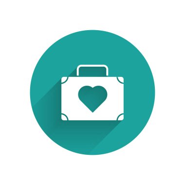 Uzun gölge ile izole kalp simgesi ile seyahat için Beyaz Bavul. Balayı sembolü. Seyahat bagaj işareti. Seyahat bagaj simgesi. Yeşil daire düğmesi. Vektör İllüstrasyonu