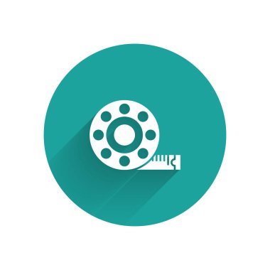 Beyaz bant ölçüm simgesi uzun gölgeyle izole edildi. Ölçüm bandı. Yeşil daire düğmesi. Vektör İllüstrasyonu