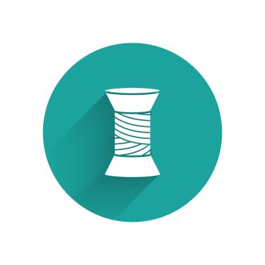 Makarna simgesine uzun gölgeli beyaz dikiş ipliği. İplik makarası. İplik kutusu. Yeşil daire düğmesi. Vektör İllüstrasyonu