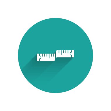 Beyaz bant ölçüm simgesi uzun gölgeyle izole edildi. Ölçüm bandı. Yeşil daire düğmesi. Vektör İllüstrasyonu