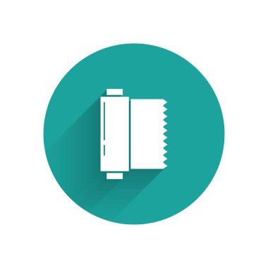 Beyaz tekstil kumaş rulo ikonu uzun gölgeli izole edilmiş. Yuvarlan, paspas, halı, halı, halı ya da kağıt rulo ikonu. Yeşil daire düğmesi. Vektör İllüstrasyonu