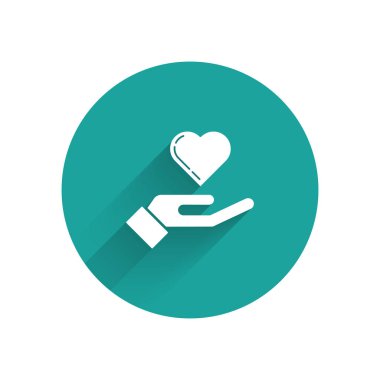 Eldeki Beyaz Kalp simgesi uzun gölge ile izole. El aşk sembolü veriyor. Yeşil daire düğmesi. Vektör İllüstrasyonu