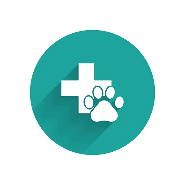 Icono símbolo de la clínica veterinaria blanca aislado con sombra larga. Cruz de la señal del hospital. Un perro o gato estilizado con estampado de pata. Signo de primeros auxilios. Botón círculo verde. Ilustración vectorial — Vector de stock