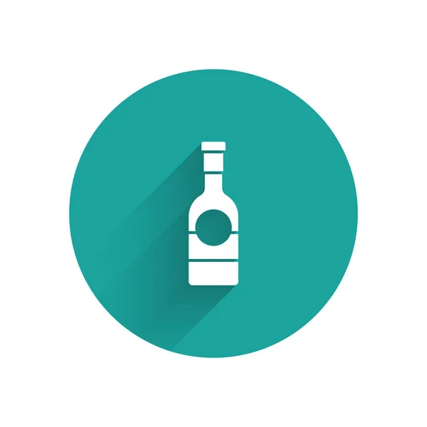 Ikone der weißen Champagnerflasche isoliert mit langem Schatten. Grüner Kreis-Knopf. Vektorillustration — Stockvektor