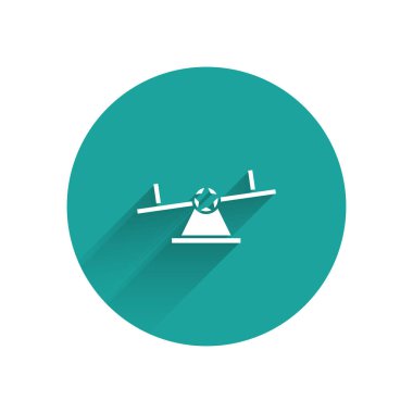 Uzun gölgeile izole beyaz Seesaw simgesi. Teeter eşit tahta. Oyun alanı sembolü. Yeşil daire düğmesi. Vektör İllüstrasyonu