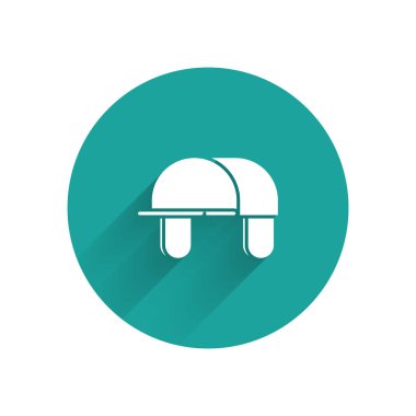 Beyaz Avcı şapka simgesi uzun gölge ile izole. Ekose kış şapkası. Yeşil daire düğmesi. Vektör İllüstrasyonu