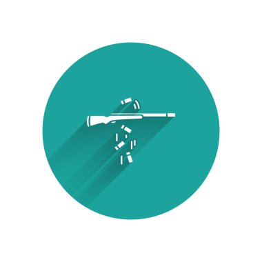 Beyaz Silah çekim simgesi uzun gölge ile izole. Yeşil daire düğmesi. Vektör İllüstrasyonu