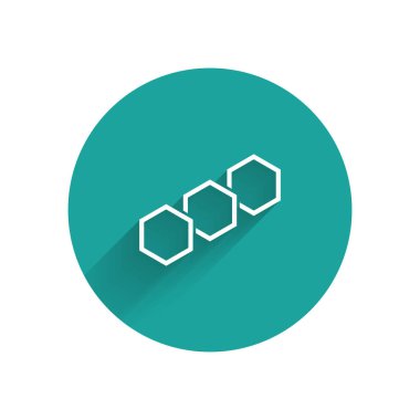 Beyaz Petek simgesi uzun gölge ile izole. Bal hücreleri sembolü. Tatlı doğal yemekler. Yeşil daire düğmesi. Vektör İllüstrasyonu