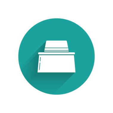 Uzun gölge ile izole şapka simgesi korumak ile Beyaz Arıcı. Özel koruyucu üniforma. Yeşil daire düğmesi. Vektör İllüstrasyonu