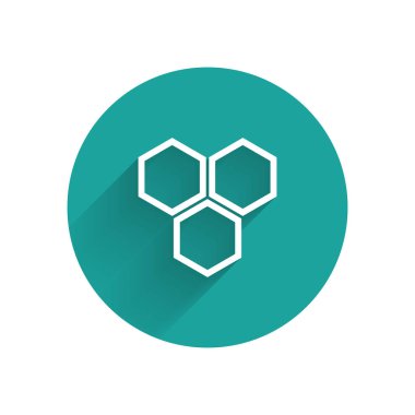 Beyaz Petek simgesi uzun gölge ile izole. Bal hücreleri sembolü. Tatlı doğal yemekler. Yeşil daire düğmesi. Vektör İllüstrasyonu