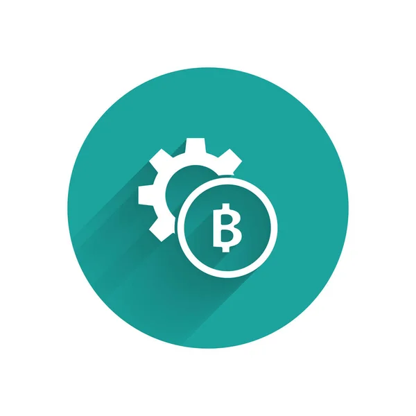Witte Cryptogeld Coin Bitcoin pictogram geïsoleerd met lange schaduw. Gear en Bitcoin-instelling. Blockchain gebaseerde Secure crypto-valuta. Groene cirkel knop. Vector illustratie — Stockvector