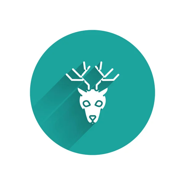 Głowa białego jelenia z ikoną poroża wyizolowana długim cieniem. Przycisk zielony okrąg. Ilustracja wektorowa — Wektor stockowy