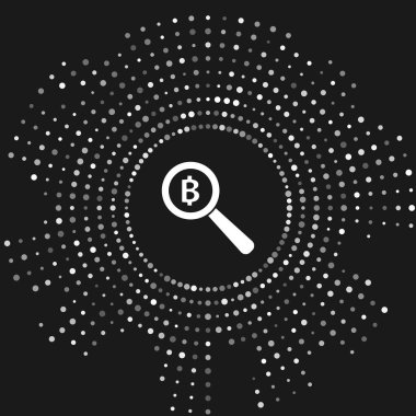 Gri arka planda izole edilmiş Bitcoin simgesine sahip beyaz büyüteç. Fiziksel biraz para. Blockchain tabanlı güvenli kripto para birimi. Soyut daire rasgele nokta. Vektör İllüstrasyonu