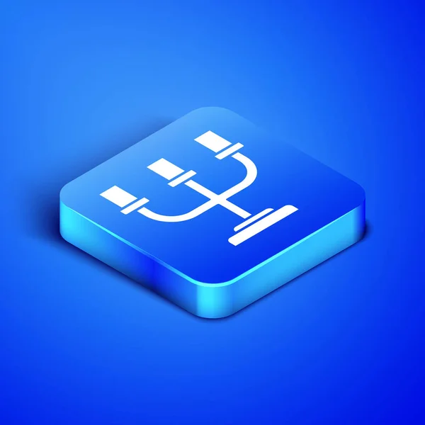 Icono del candelabro isométrico aislado sobre fondo azul. Botón cuadrado azul. Ilustración vectorial — Vector de stock