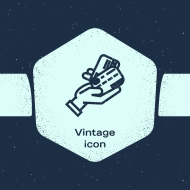 Grunge hattı Mavi arka plan üzerinde izole kredi kartı simgesi ile tutan insan el. Online ödeme. Kartla ödeyin. Finansal operasyonlar. Tek renkli vintage çizim. Vektör İllüstrasyonu