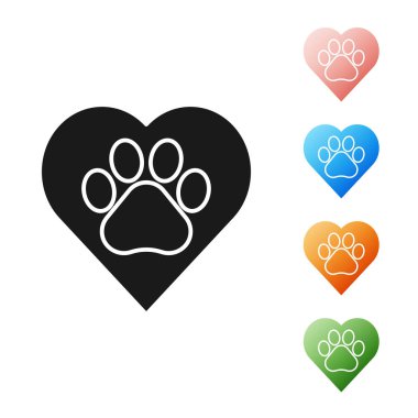 Beyaz arka plan üzerinde izole hayvanlar ayak izi simgesi ile Siyah Kalp. Kalbinde evcil hayvan pençesi. Hayvanlara sevgiler. Simgeleri renkli ayarlayın. Vektör İllüstrasyonu