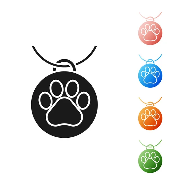 Schwarzer Kragen mit Namensschild-Symbol auf weißem Hintergrund. Vorräte für Haustiere. Pfotenabdruck für Hund oder Katze. Katzen- und Hundepflege. Haustierketten. setzen Symbole bunt. Vektorillustration — Stockvektor