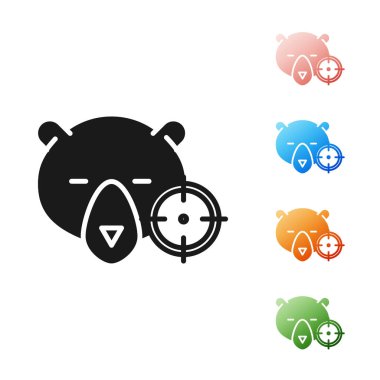 Beyaz arka planda izole artı işareti simgesi ile ayı üzerinde Siyah Hunt. Ayı ve hedef ile Avcılık kulübü logosu. Tüfek merceği bir ayıyı hedef almış. Simgeleri renkli ayarlayın. Vektör İllüstrasyonu