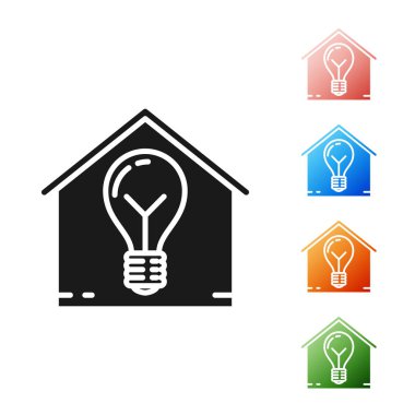 Siyah Akıllı ev ve ampul simgesi beyaz arka plan üzerinde izole. Simgeleri renkli ayarlayın. Vektör İllüstrasyonu