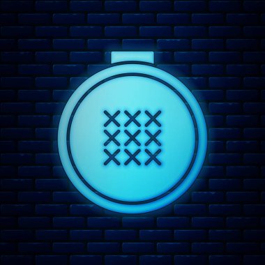 Parlayan neon Yuvarlak ayarlanabilir nakış çember simgesi tuğla duvar arka plan izole. Nakış için iplik ve iğne. Vektör İllüstrasyonu