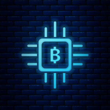 Parlayan Neon CPU madencilik çiftlik simgesi tuğla duvar arka planda izole. İşlemci içinde Bitcoin işareti. Cryptocurrency madencilik topluluğu. Dijital para. Vektör Illustration