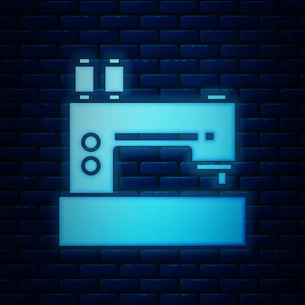Icono de máquina de coser de neón brillante aislado en el fondo de la pared de ladrillo. Ilustración vectorial — Vector de stock