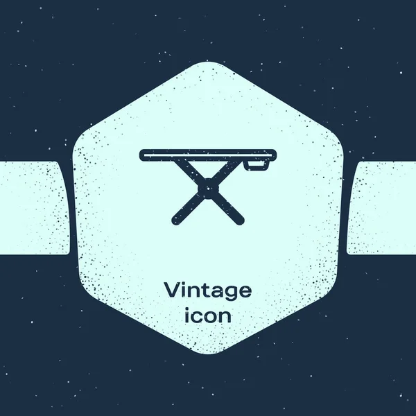 Línea Grunge Icono de tabla de planchar aislado sobre fondo azul. Dibujo vintage monocromo. Ilustración vectorial — Archivo Imágenes Vectoriales