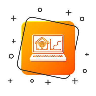 Beyaz arka plan üzerinde izole wi-fi simgesi ile akıllı ev ile Beyaz Laptop. Uzaktan kumanda. Turuncu kare düğme. Vektör İllüstrasyonu