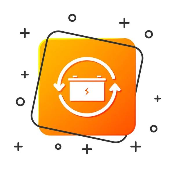 Weiße Batterie mit Recycling-Symbol Zeilensymbol isoliert auf weißem Hintergrund. Batterie mit Recycling-Symbol - Konzept für erneuerbare Energien. orangefarbene quadratische Taste. Vektorillustration — Stockvektor