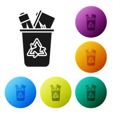 Beyaz arka planda yalıtılmış geri dönüşüm simgesi olan siyah Geri Dönüşüm kutusu. Çöp kutusu simgesi. Çöp kutusu tabelası. Sepet işaretini geri dönüştürün. Simgeleri renkli daire düğmeleri ayarlayın. Vektör İllüstrasyonu