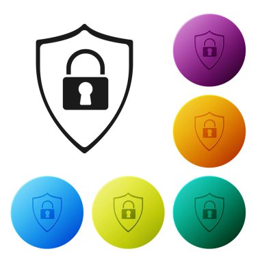 Beyaz arka planda yalıtılmış kilit simgesine sahip Siyah Kalkan güvenliği. Koruma, güvenlik, şifre güvenliği. Güvenlik duvarı erişim gizlilik işareti. Simgeleri renkli daire düğmeleri ayarlayın. Vektör İllüstrasyonu