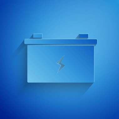 Kağıt kesilmiş Araba pil simgesi mavi arka plan üzerinde izole. Akümülatör pil enerji gücü ve elektrik akümülatör pil. Kağıt sanat tarzı. Vektör İllüstrasyonu