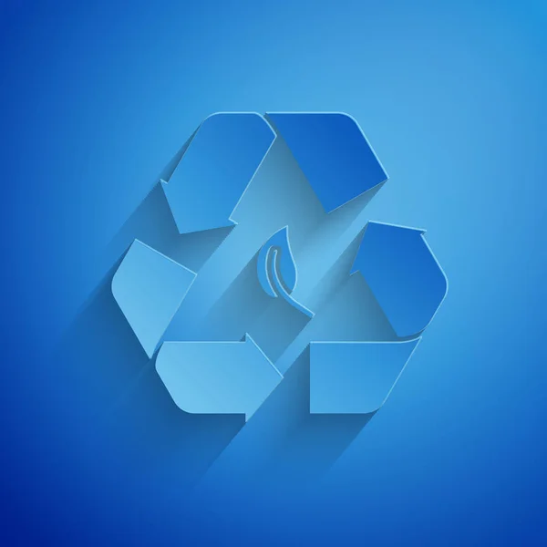 Papel cortado Reciclar símbolo e folha ícone isolado no fundo azul. Meio ambiente reciclável ficar verde. Estilo de arte de papel. Ilustração vetorial —  Vetores de Stock