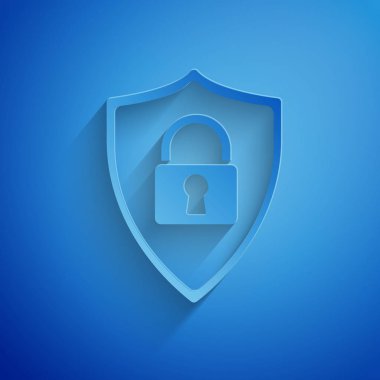 Kağıt mavi arka plan üzerinde izole kilit simgesi ile Shield güvenlik kesti. Koruma, güvenlik, şifre güvenliği. Güvenlik duvarı erişim gizlilik işareti. Kağıt sanat tarzı. Vektör İllüstrasyonu