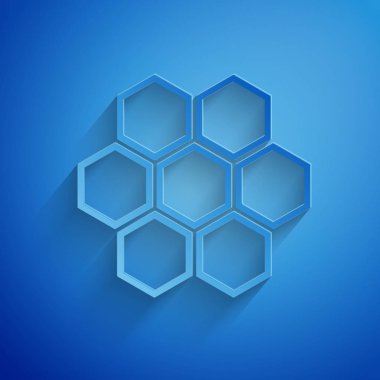 Kağıt kesme Petek simgesi mavi arka plan üzerinde izole. Bal hücreleri sembolü. Tatlı doğal yemekler. Kağıt sanat tarzı. Vektör İllüstrasyonu