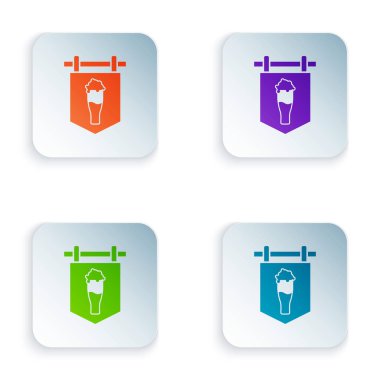 Beyaz arka plan üzerinde izole bira simgesi cam ile Renk Sokak tabela. Reklam bar, kafe, pub, restoran için uygundur. Simgeleri renkli kare düğmelere ayarlayın. Vektör İllüstrasyonu