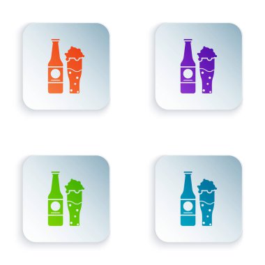 Renkli Bira şişesi ve cam simgesi beyaz arka plan üzerinde izole. Alkol İçme sembolü. Simgeleri renkli kare düğmelere ayarlayın. Vektör İllüstrasyonu