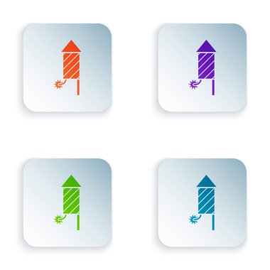 Beyaz arka planda yalıtılmış renkli Havai Fişek roket simgesi. Eğlenceli parti kavramı. Patlayıcı piroteknik sembol. Simgeleri renkli kare düğmelere ayarlayın. Vektör İllüstrasyonu