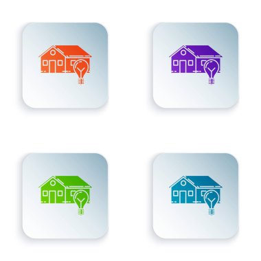 Renk Akıllı ev ve ampul simgesi beyaz arka plan üzerinde izole. Simgeleri renkli kare düğmelere ayarlayın. Vektör İllüstrasyonu