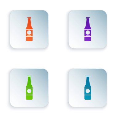 Beyaz arka planda yalıtılmış Renkli Bira şişesi simgesi. Simgeleri renkli kare düğmelere ayarlayın. Vektör İllüstrasyonu