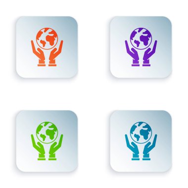 Renk İnsan elleri beyaz arka plan üzerinde izole Dünya küre simgesi tutan. Dünya kavramını kurtarın. Simgeleri renkli kare düğmelere ayarlayın. Vektör İllüstrasyonu