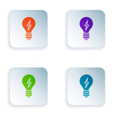 Beyaz arka planda izole yıldırım simgesi ile Renk Ampul ampul. Işık lambası işareti. Fikir sembolü. Simgeleri renkli kare düğmelere ayarlayın. Vektör İllüstrasyonu