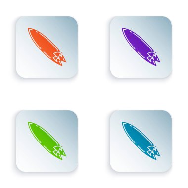 Beyaz arka planda yalıtılmış renkli Sörf tahtası simgesi. Sörf tahtası. Ekstrem sporlar. Spor ekipmanları. Simgeleri renkli kare düğmelere ayarlayın. Vektör İllüstrasyonu