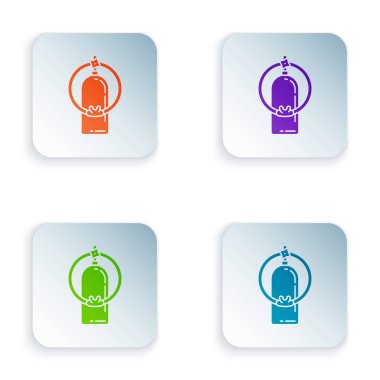 Beyaz arka planda yalıtılmış renk Aqualung simgesi. Dalgıç için oksijen tankı. Dalış ekipmanları. Ekstrem sporlar. Spor ekipmanları. Simgeleri renkli kare düğmelere ayarlayın. Vektör İllüstrasyonu