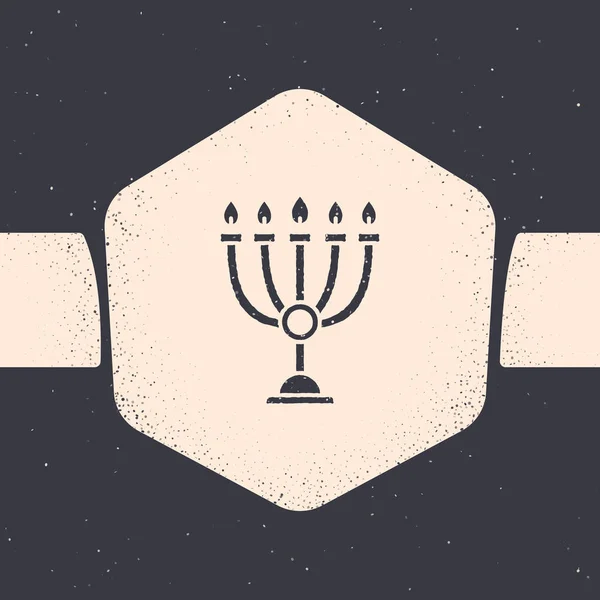 Grunge Hanukkah Menorah ikon isolerad på grå bakgrund. Hanukkah traditionell symbol. Semester religion, judiska festivalen av ljus. Monokrom Vintage ritning. Vektor illustration — Stock vektor