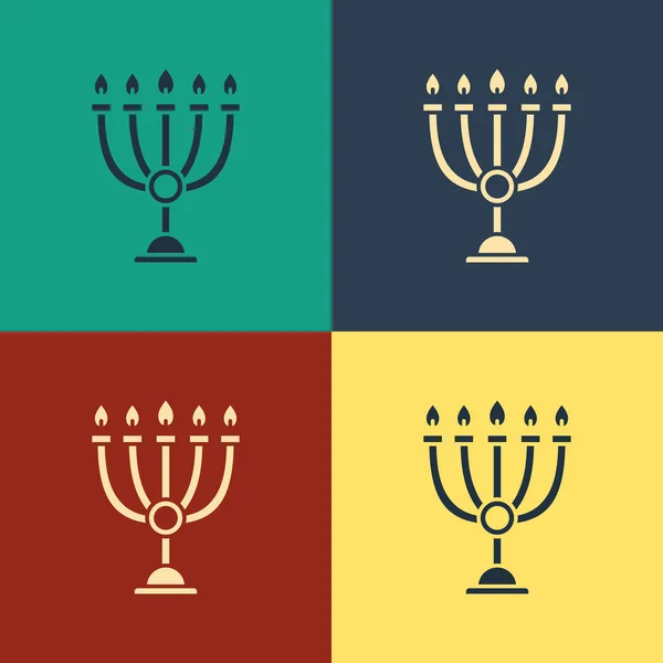 Barevná Hanukkah ikona Menora je izolovaná na barevném pozadí. Tradiční symbol Chanukkah. Sváteční náboženství, židovský festival světel. Kresba stylu. Vektorová ilustrace — Stockový vektor