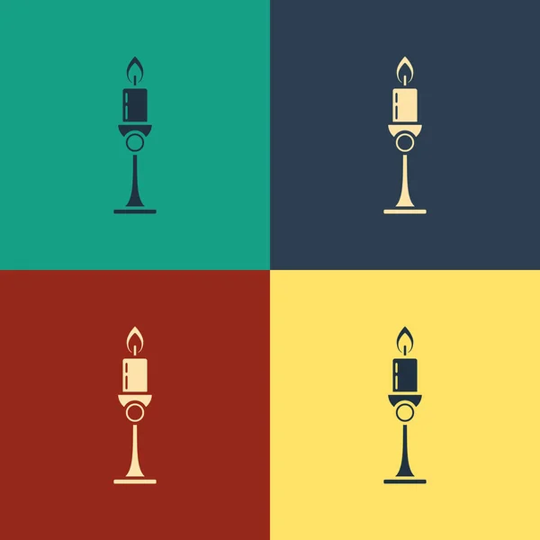 Color Vela ardiente en el icono del candelero aislado en el fondo de color. Vela encendida a la antigua. Vara cilíndrica con llama ardiente. Dibujo de estilo vintage. Ilustración vectorial — Vector de stock